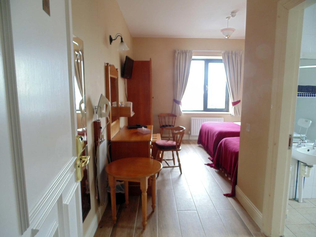 Hotel Ostan Oilean Acla à Achill Sound Extérieur photo